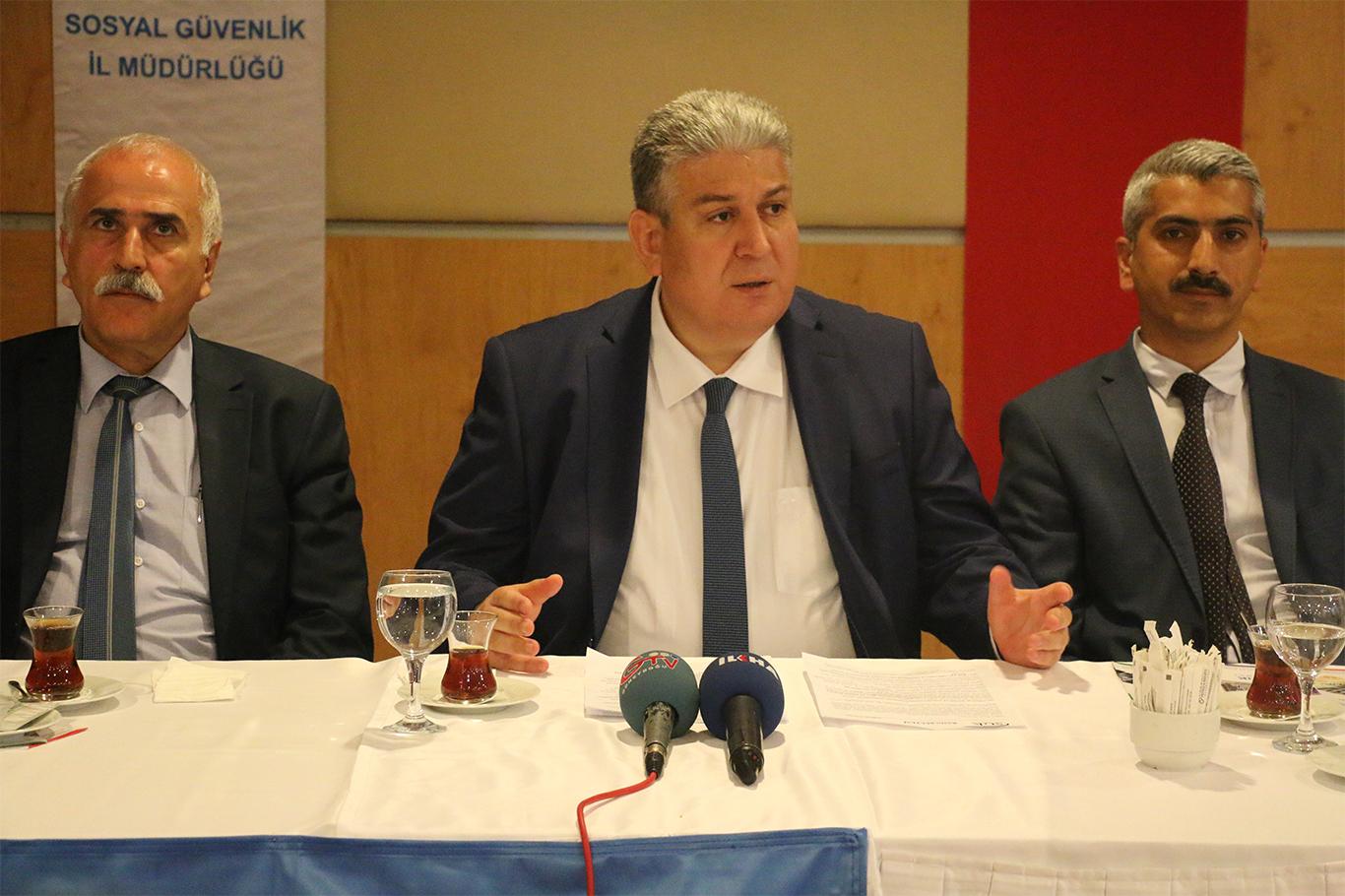 "Sigortalı çalıştığın zaman Yeşil Kart'ın iptal edilmiyor" "Sigortalı çalıştığın zaman Yeşil Kart'ın iptal edilmiyor"